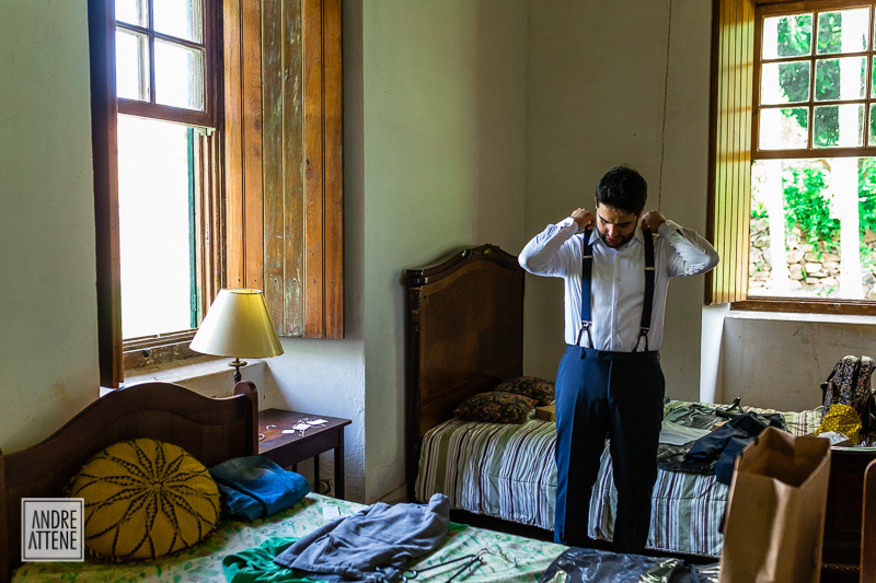 o noivo, Rafael, se vestindo para seu casamento, em making of registrado pelo fotógrafo Andre Attene, de São Paulo
