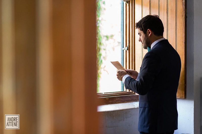 Rafael confere seus votos uma última vez antes de entrar para a cerimônia de seu casamento