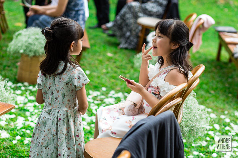 os convidados esperam o casamento se iniciar. Crianças brincam de forma natural enquanto são fotografada espontaneamente pelo fotógrafo de casamentos Andre Attene