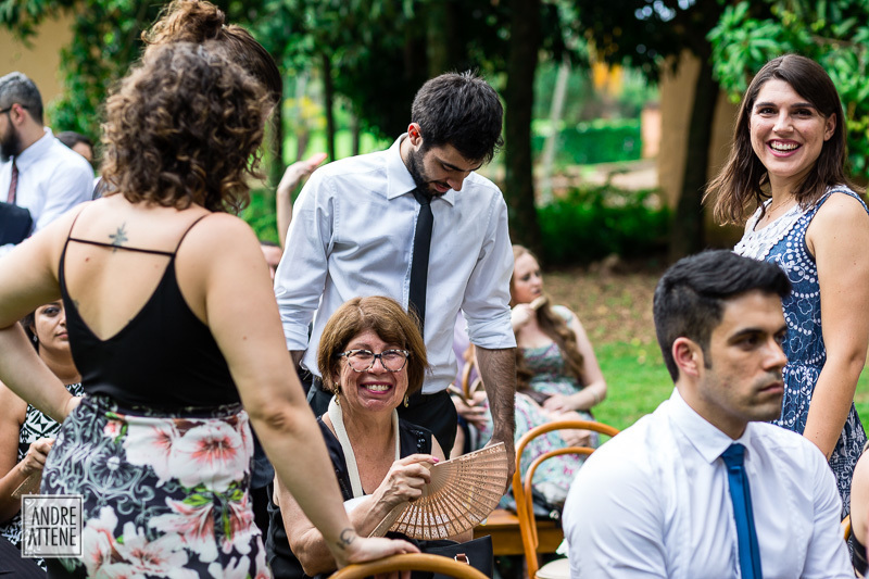 convidados conversando de forma divertida antes do início da cerimônia