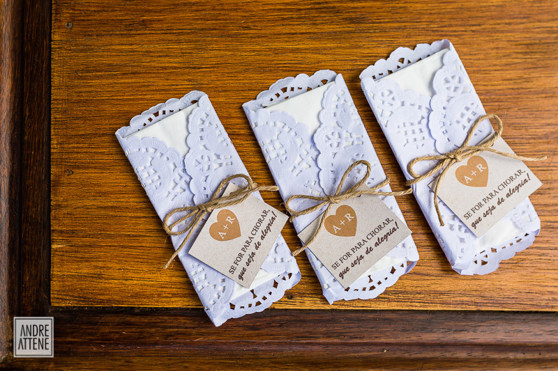 delicados lencinhos sobre a mesa, prevendo muita emoção durante a cerimônia de casamento de Ariane e Rafael