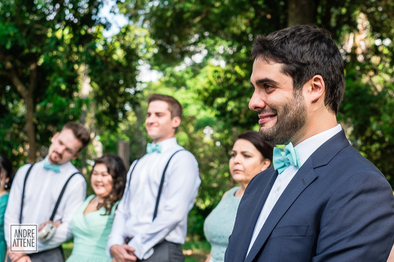 o noivo olha feliz para sua amada chegando