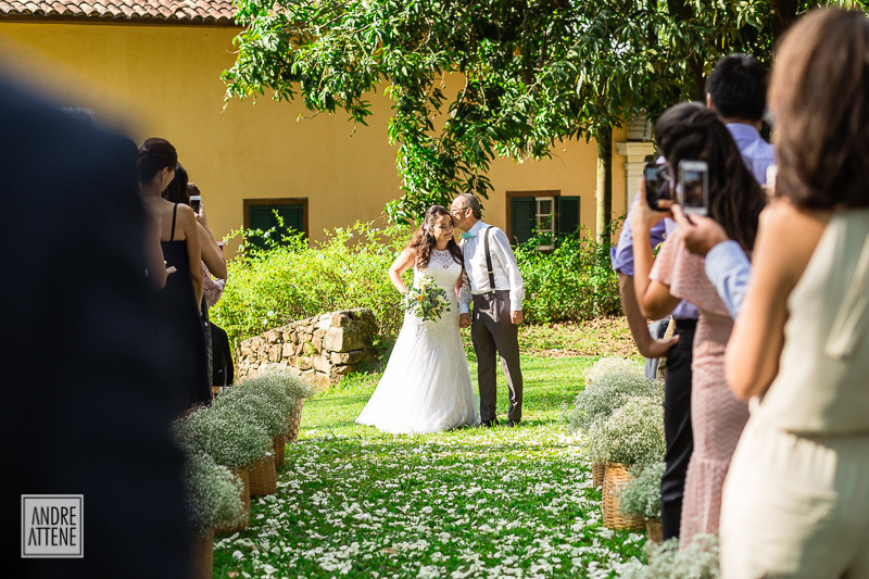 pai da noiva beija carinhosamente sua filha antes de iniciarem a entrada no casamento. 