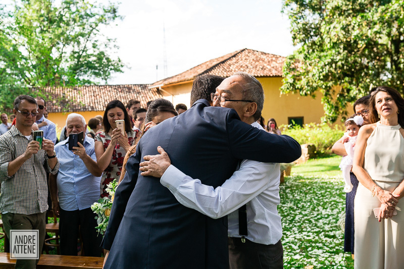 o pai da noiva abraça o noivo e lhe entrega sua filha em casamento na Fazenda Vassoural em São Paulo