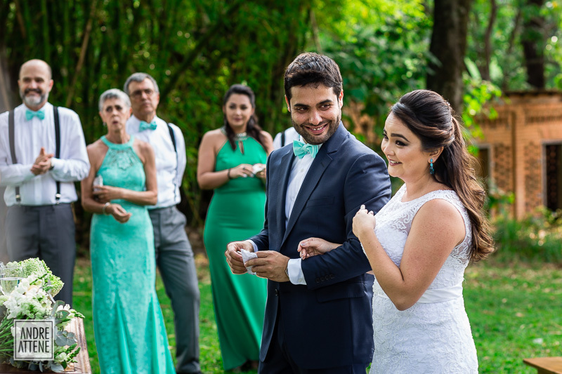 noivo olhando carinhosamente para sua noiva enquanto a leva ao altar para seu casamento