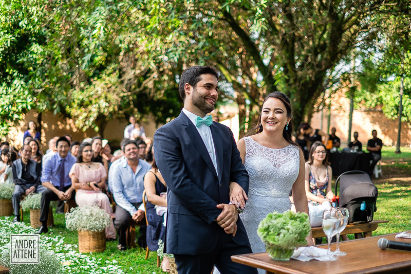 noivo muito felizes se olhando enquanto ouvem uma linda mensagem em sua cerimônia de casamento