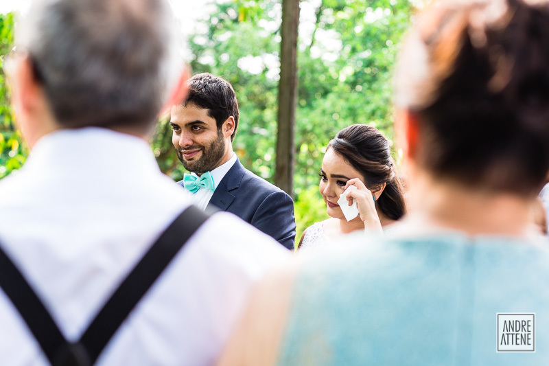Noiva se emociona ao ouvir as palavras de seu padrinho durante casamento fotografado por Andre Attene na Fazenda Vassoural em SP