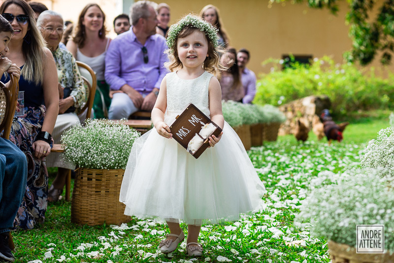 daminha traz as alianças no casamento de Ariane e Rafael