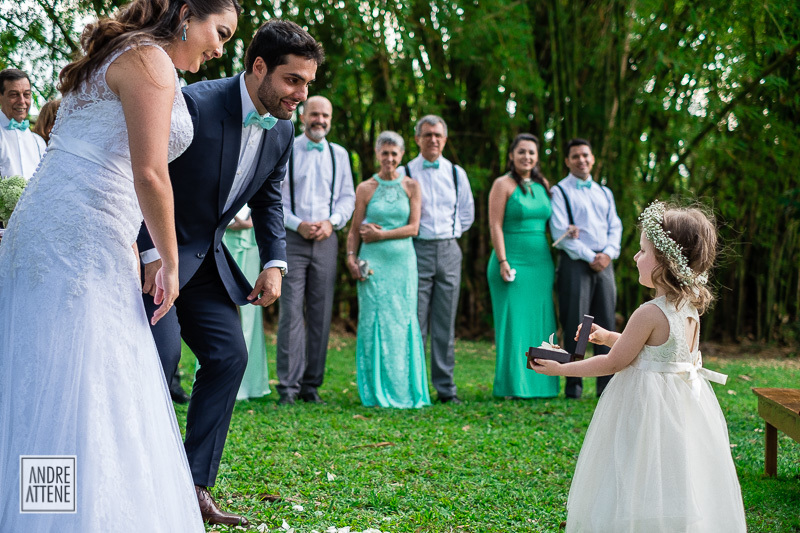 daminha entrega as alianças ao noivo na cerimônia de casamento fotografada por Andre Attene