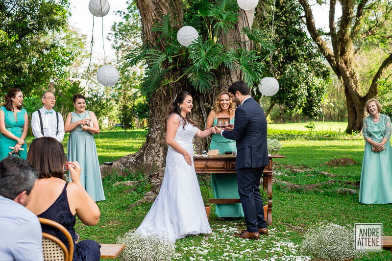 noivo coloca aliança em sua noiva em momento emocionante de seu casamento na Fazenda Vassoural