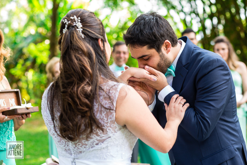 fotógrafo de casamento registra momento em que noivo beija a mão de sua noiva após lhe dar sua aliança
