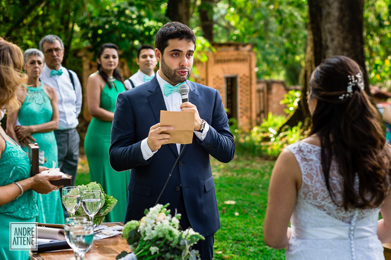 noivo faz seus votos em cerimônia de casamento fotografado por Andre Attene