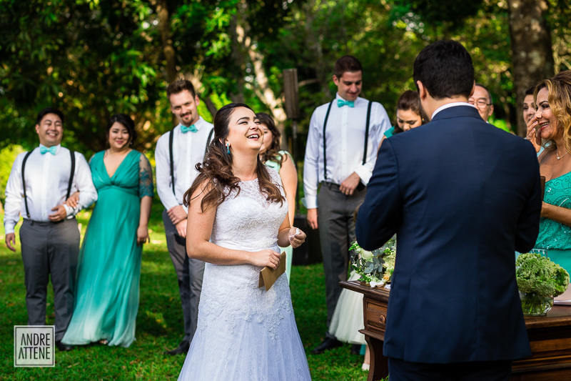 noiva se diverte, feliz com as palavras de seu noivo