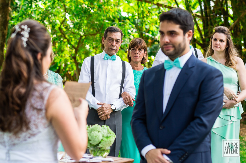 noiva declara seus votos ao noivo enquanto os padrinhos assistem atentos