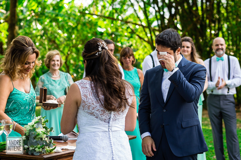 noivo se emociona ao ouvir a declaração de sua amada noiva
