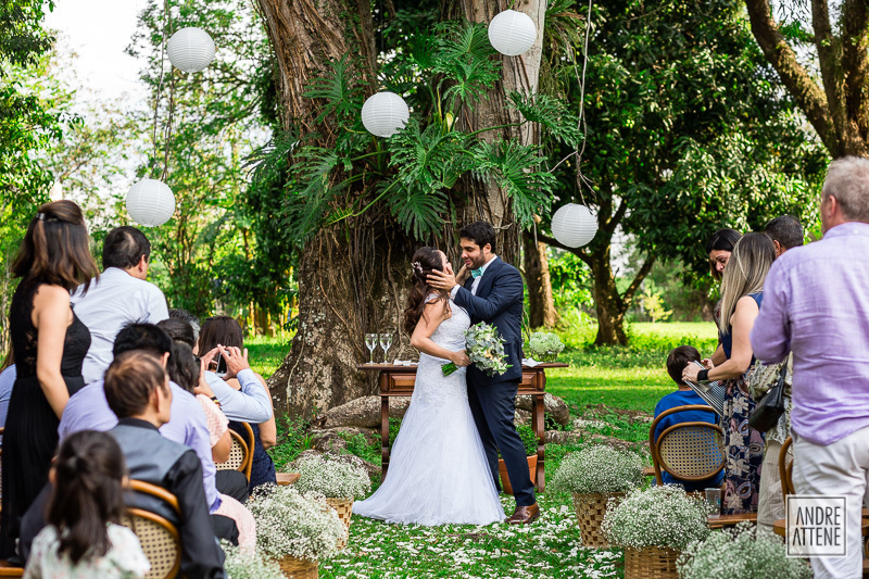 instantes antes do beijo os noivos se olham