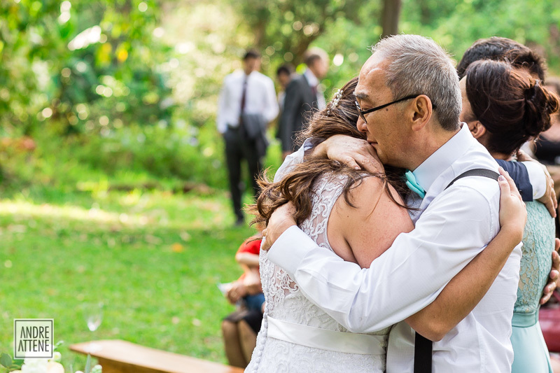 pai da noiva a abraça carinhosamente em cerimônia de casamento na Fazenda Vassoural