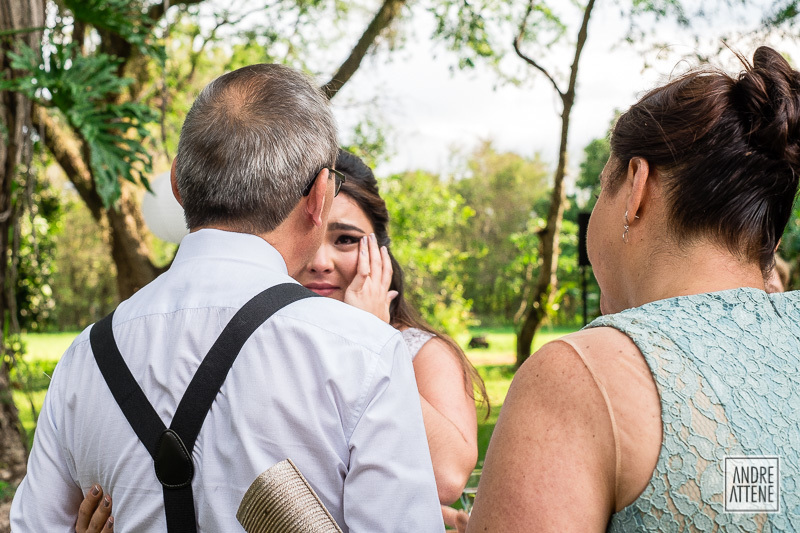 Ariane, a noiva, se emociona ao cumprimentar seus pais em seu casamento