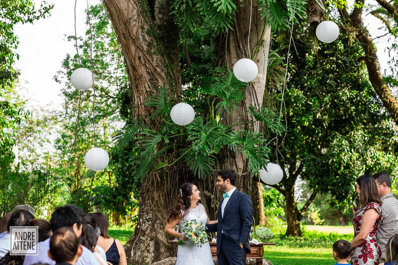 fotografia natural de Andre Attene mostra noivos se olhando apaixonadamente