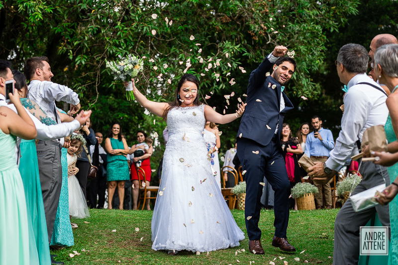 noivos são recebidos com uma chuva de pétalas e comemoram seu casamento realizado com muito amor