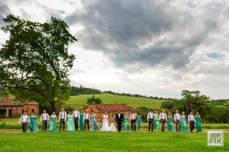 todos os padrinhos e família caminham juntos rumo a um futuro de muita felicidade e união