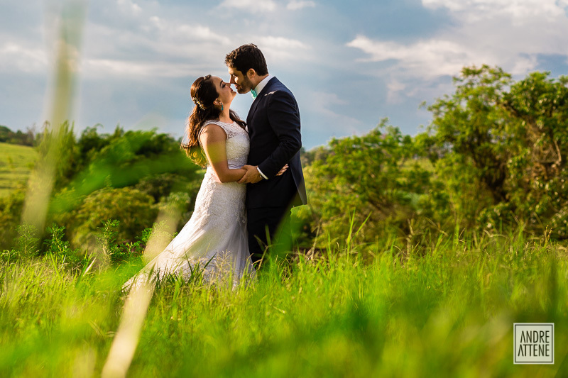 apaixonados, noivos se olham enquanto se abraçam em seu casamento