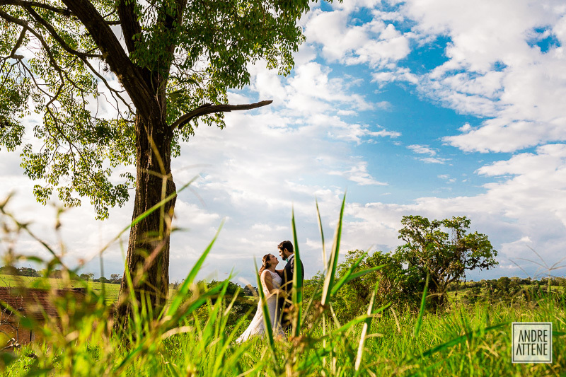 Linda paisagem da Fazenda Vassoural. O pôr do sol se aproxima neste lindo casamento no campo fotografado por Andre Attene