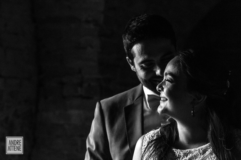 mais próximo, o fotógrafo Andre Attene mostra a felicidade dos noivos logo após a cerimônia de casamento 