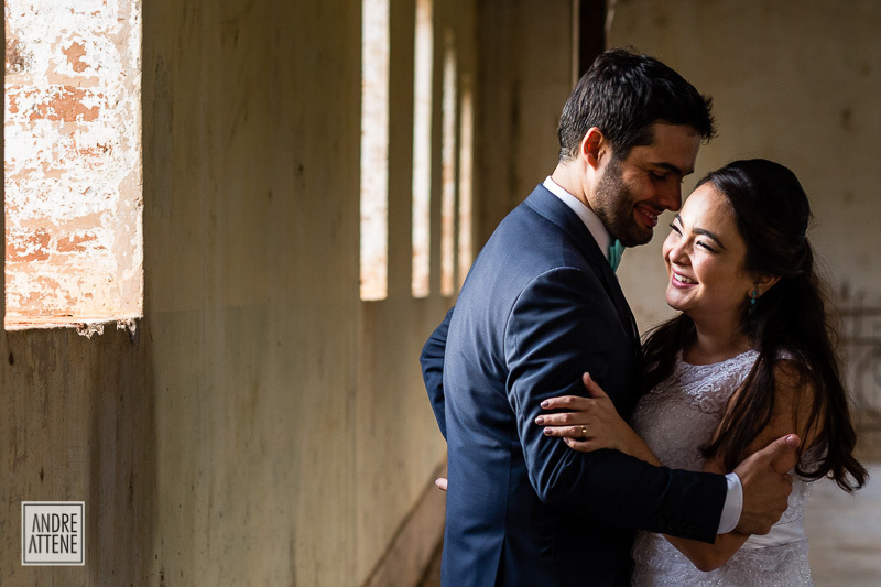 felicidade nos noivos após uma linda cerimônia de casamento é mostrada de forma natural na fotografia de Andre Attene