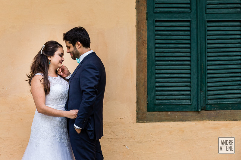 casal carinhoso relaxando um pouco antes da festa de casamento na Fazenda Vassoural