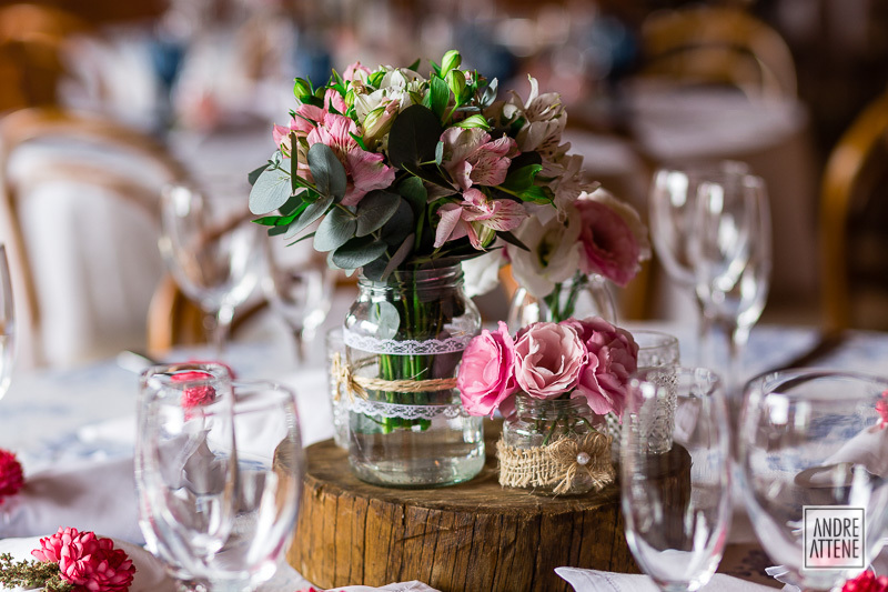 detalhes do arranjo de mesa da decoração perfeita para o casamento no campo