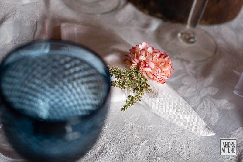 guardanapo preso delicadamente com flores