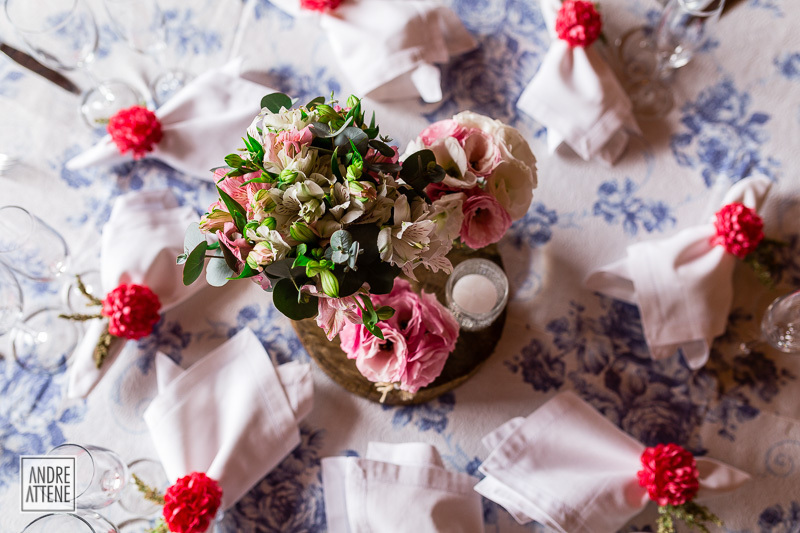 o arranjo visto de cima tem o formato de coração deito com flores 