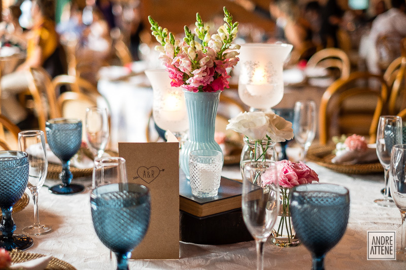 vasinho azul combinando com as taças no ambiente rústico da Fazenda Vassoural
