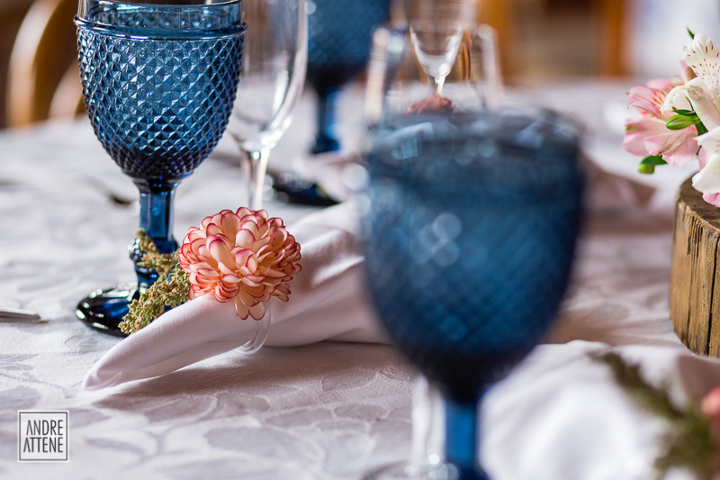 o guardanapo entre as taças mostrando um toque delicado na decoração