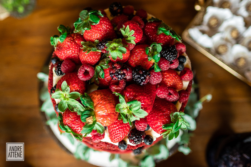 bolo muito sofisticado combinando com a proposta natural do casamento no campo