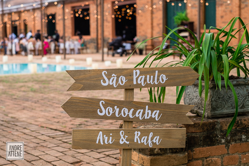 plaquinha mostra o nome dos noivos, Ariane e Rafael, e suas cidades. Agora suas vidas se unem em um novo destino, a felicidade