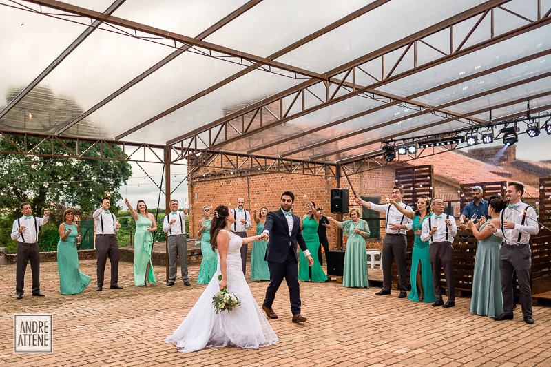 os noivos são recebidos por seus convidados para dar início à sua festa de casamento