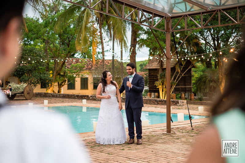 noivo faz um discurso agradecendo seus convidados pela presença