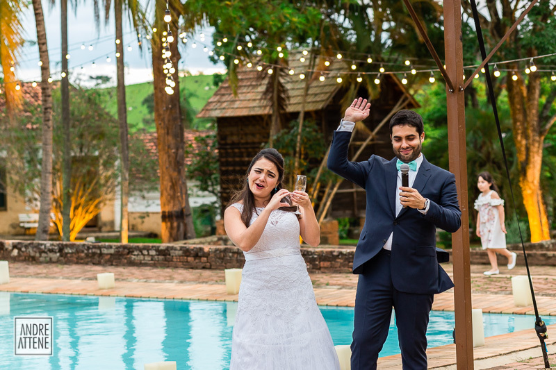 o casal é aplaudido por todos