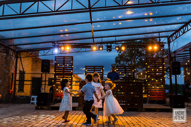 as crianças brincam e dançam de forma espontânea enquanto são registradas pelo fotógrafo de casamento Andre Attene