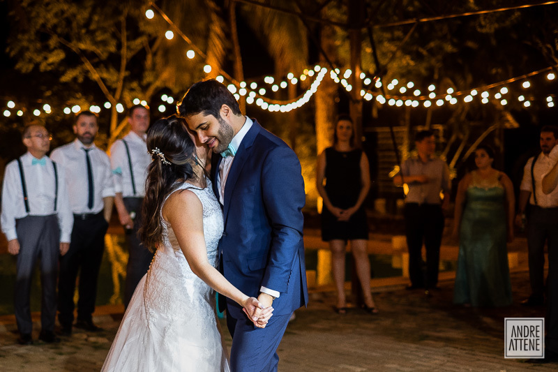 os noivos dançam sua valsa