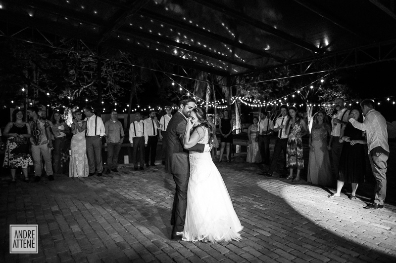 a dança dos noivos é fotografada por Andre Attene, na Fazenda Vassoural em SP