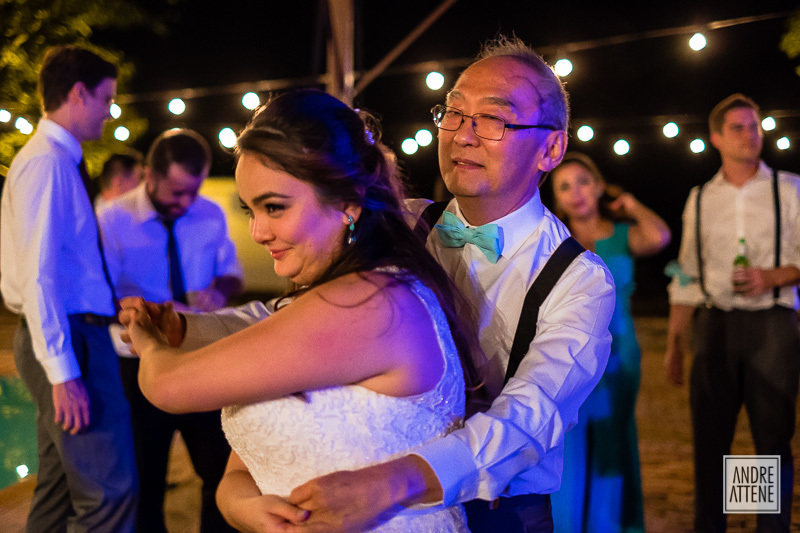 a noiva dança com seu pai em momento de alegria e emoção