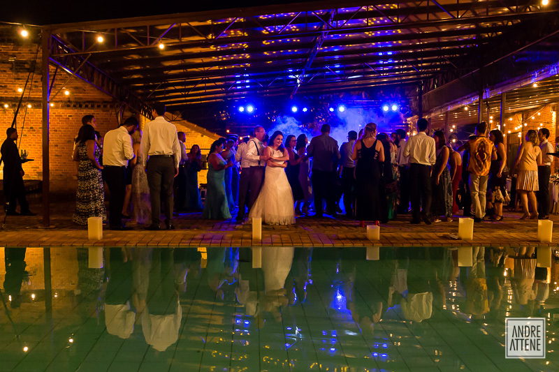 noiva e seu pai se destacam em meio as pessoas que enchem a pista de dança no casamento