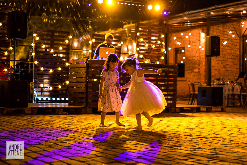 daminha brincando com sua amiguinha na festa de casamento de Ariane e Rafael