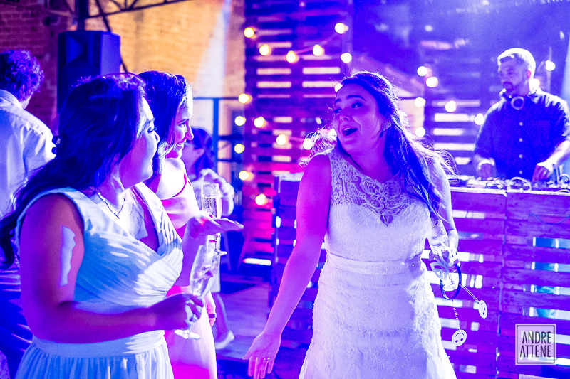 a noiva Ariane se diverte com suas amigas