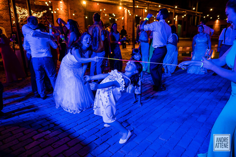 todo se divertem no alegre casamento fotografado por Andre Attene