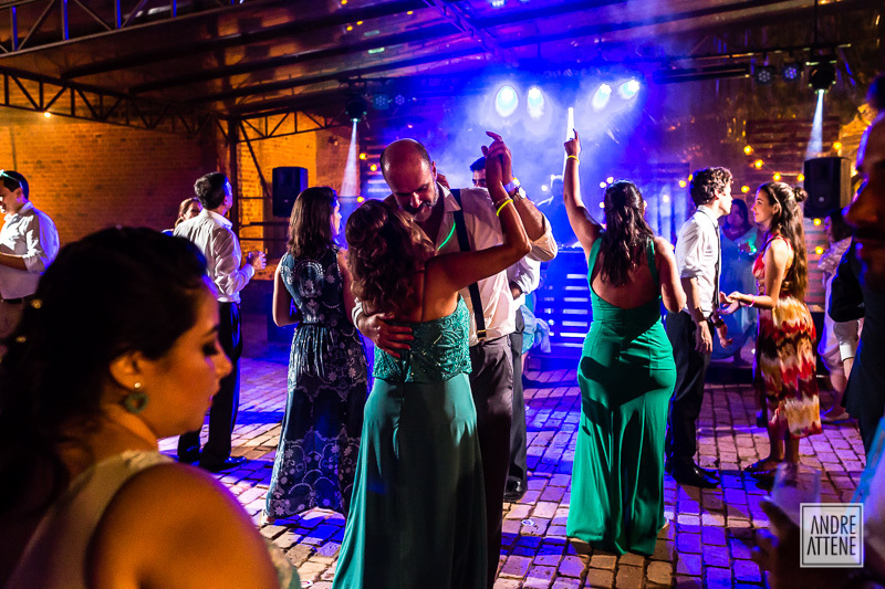 o fotógrafo de casamentos, Andre Attene, registra os convidados com naturalidade dançando na festa de casamento