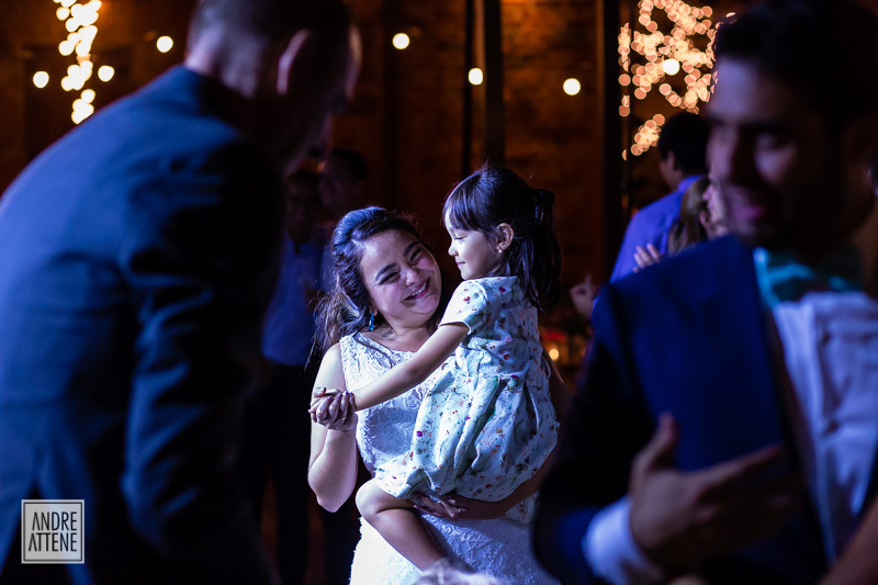 a noiva dança com garotinha em sua festa de casamento no campo